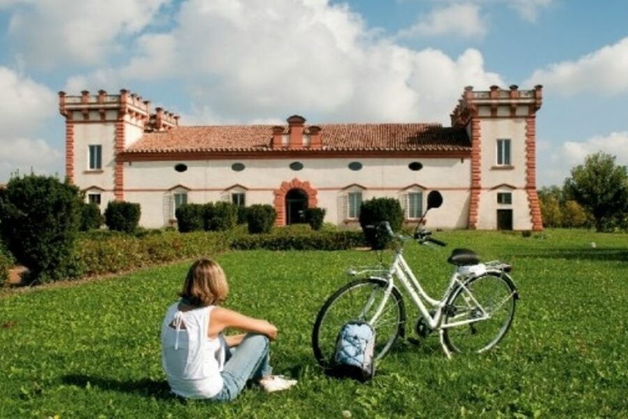 Pedalando in bicicletta nel regno della biodiversità tra arte, storia e natura